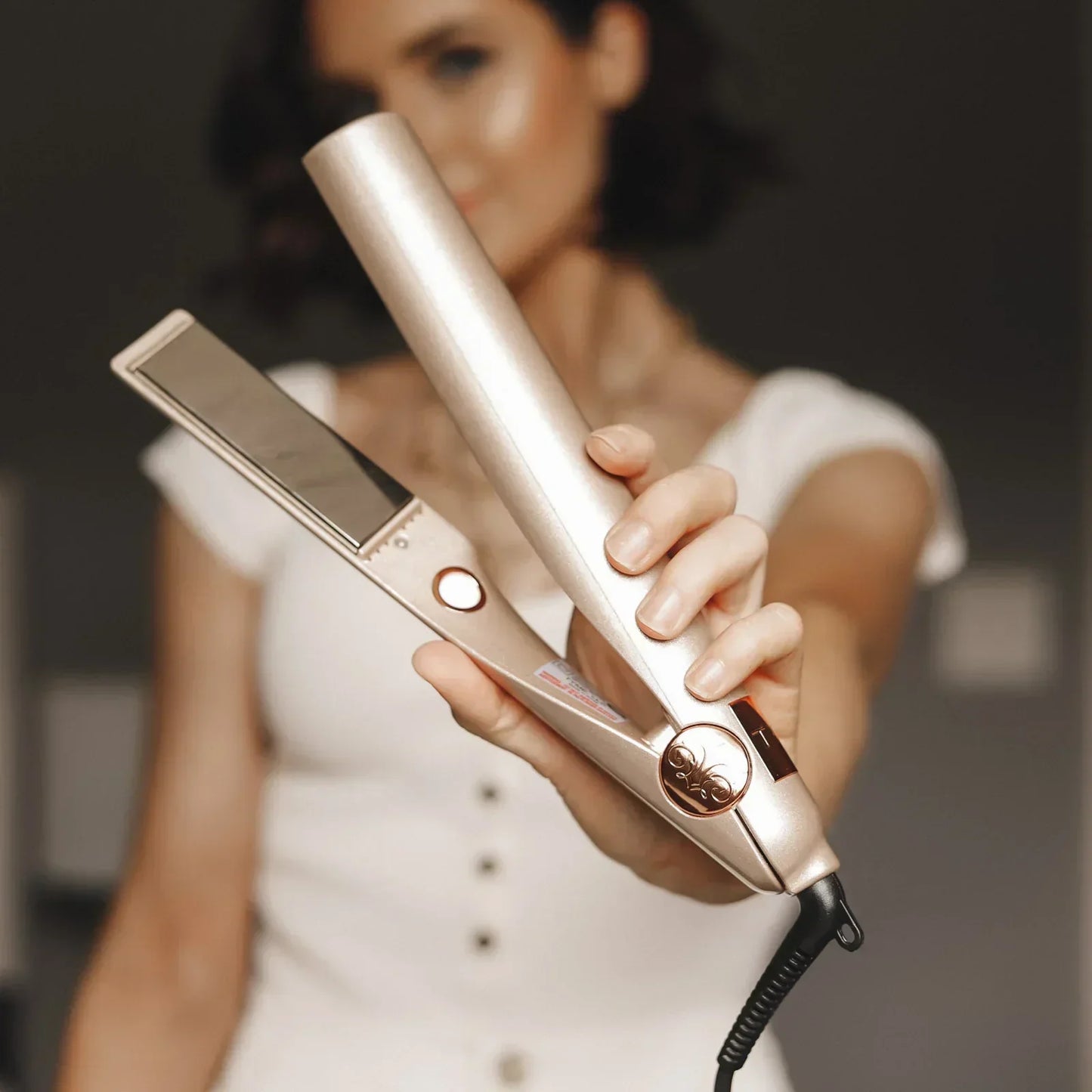 2-in-1 Straightener – Turn heads with soft curls or perfect straightening